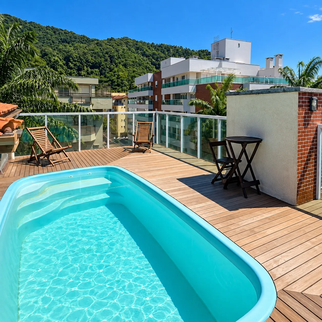 Piscina e entorno verde