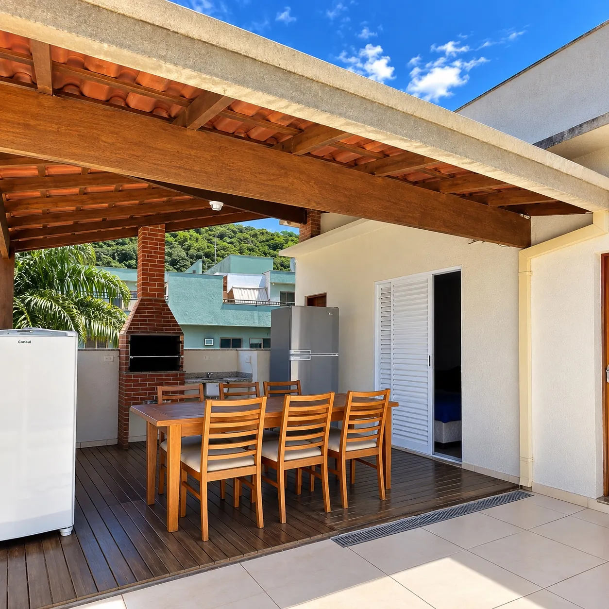 Terraço com mesa e churrasqueira