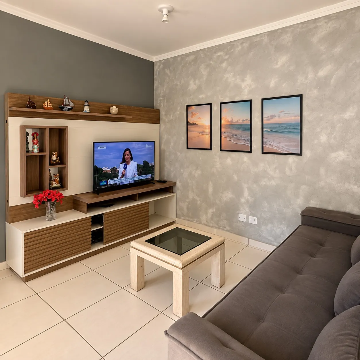 Sala com televisão e sofá