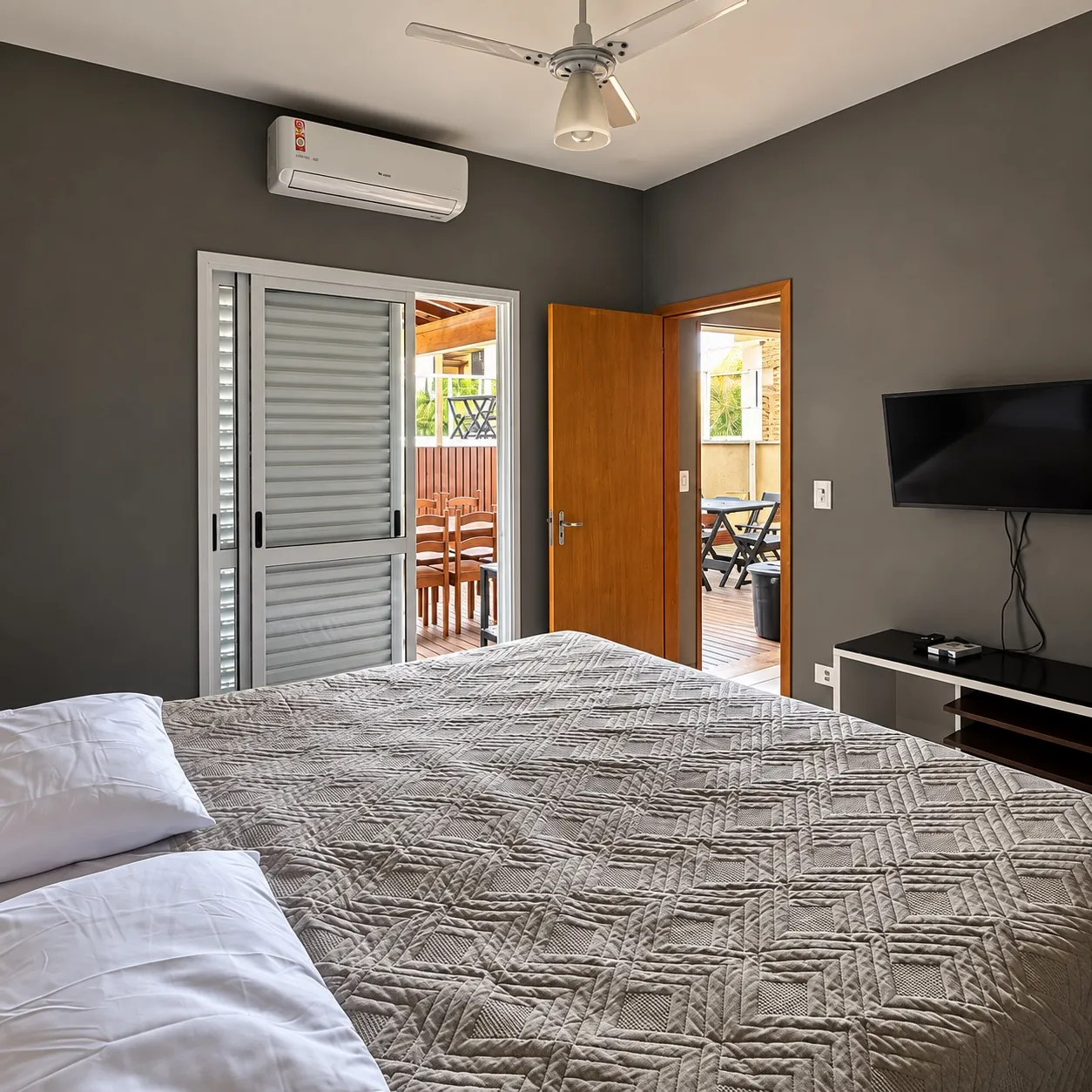 Quarto com cama e ar-condicionado